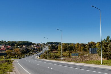 Опоры уличного освещения вдоль магистрали, вид справа