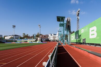 Стадіонні вежі прожекторного освітлення на спортивному стадіоні