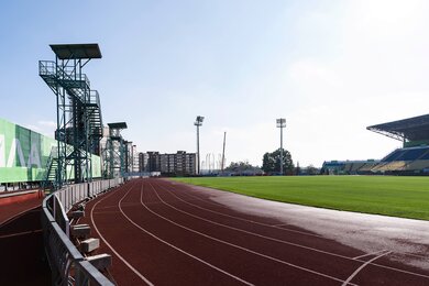 Стадіонні вежі прожекторного освітлення на спортивному полі