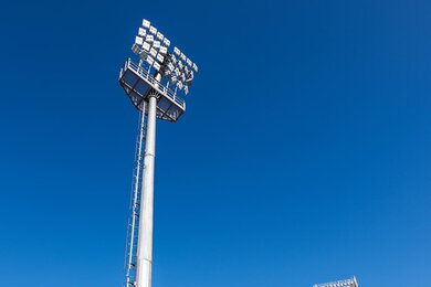 Стадіонні вежі прожекторного освітлення на спортивному обʼєкті