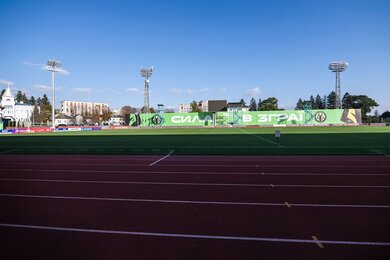Стадіонні вежі прожекторного освітлення вздовж спортивного поля