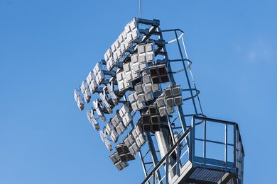 Стадіонні вежі прожекторного освітлення, верхівка з прожекторами