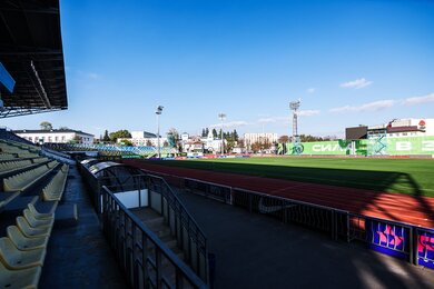 Стадіонні вежі прожекторного освітлення, вид з трибуни