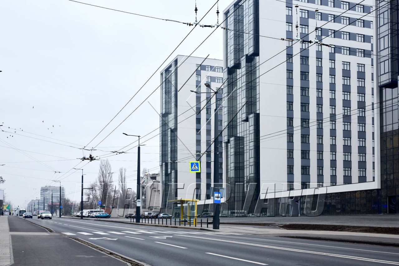Опори контактної мережі з кронштейнами на вулиці міста