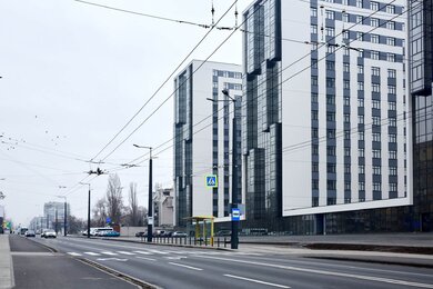 Опори контактної мережі з кронштейнами на вулиці міста