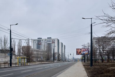 Опори контактної мережі з кронштейнами вздовж вулиці міста