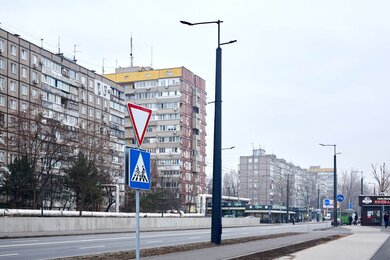 Опори контактної мережі з кронштейнами в міських умовах вдень