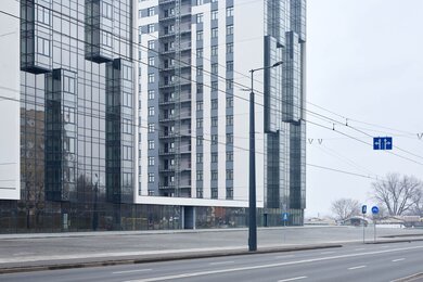 Опори контактної мережі з кронштейнами в міських умовах біля дороги