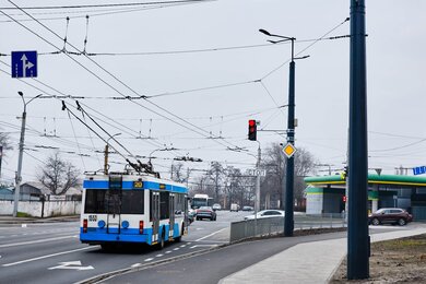 Опори контактної мережі  з кронштейнами в міських умовах біля автодороги