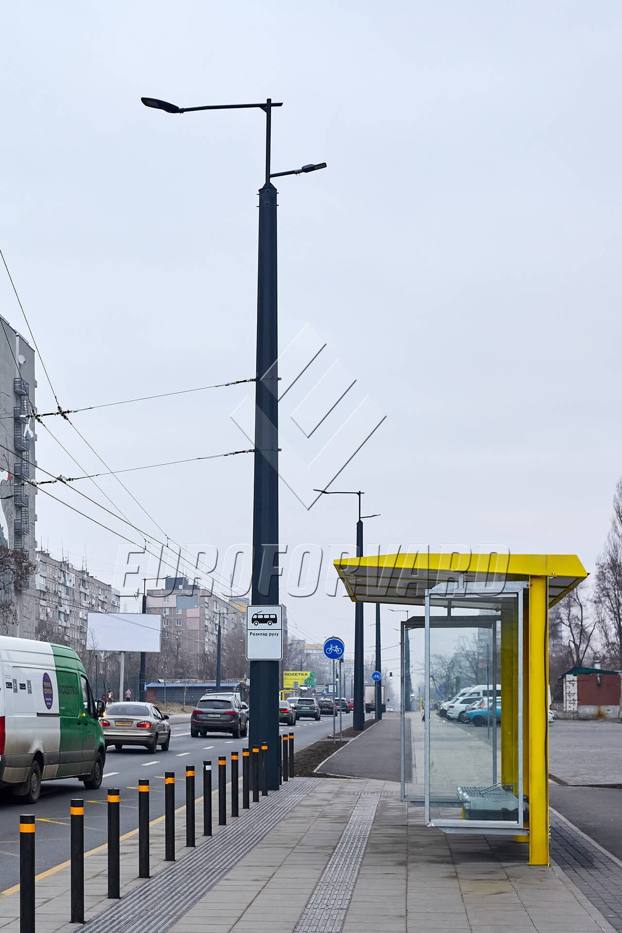 Опори контактної мережі з кронштейнами біля зупинки транспорту