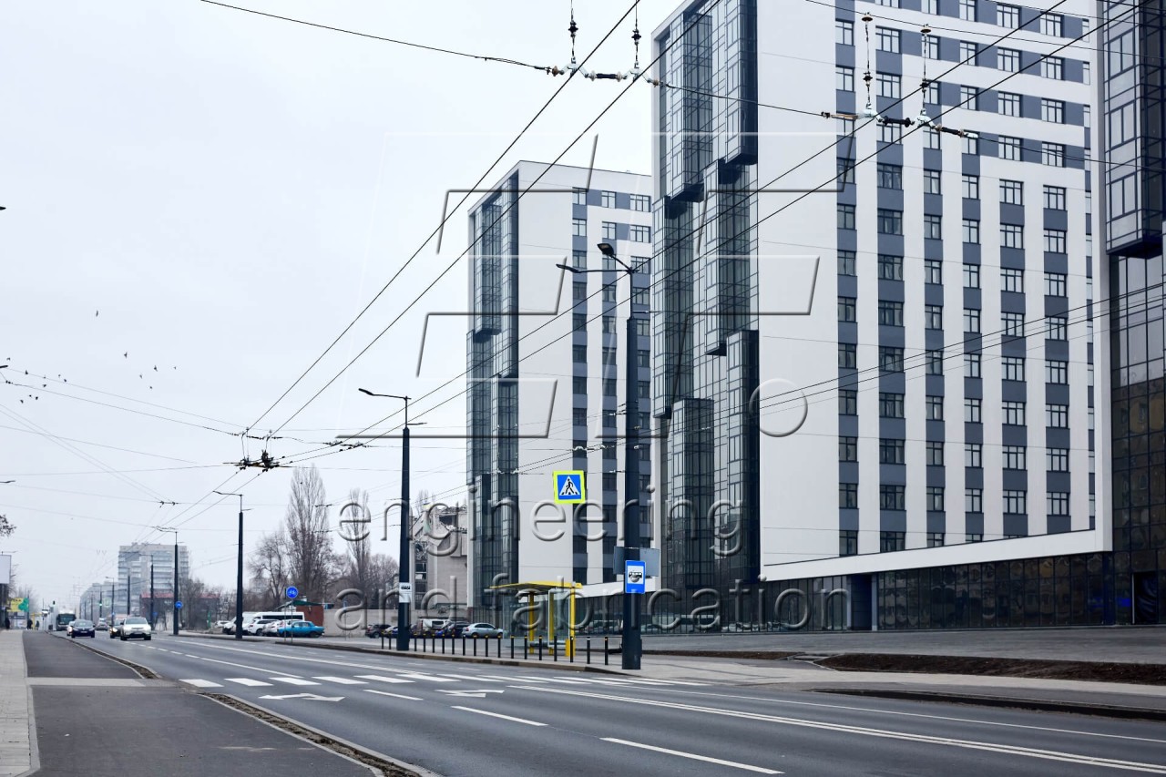 Опоры контактной сети с кронштейнами на улице города