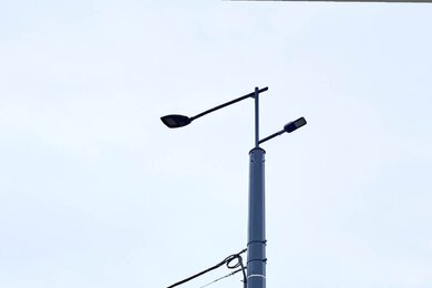 Опоры контактной сети с кронштейнами в городских транспортных зонах