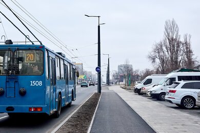 Опоры контактной сети с кронштейнами рядом с проезжей частью