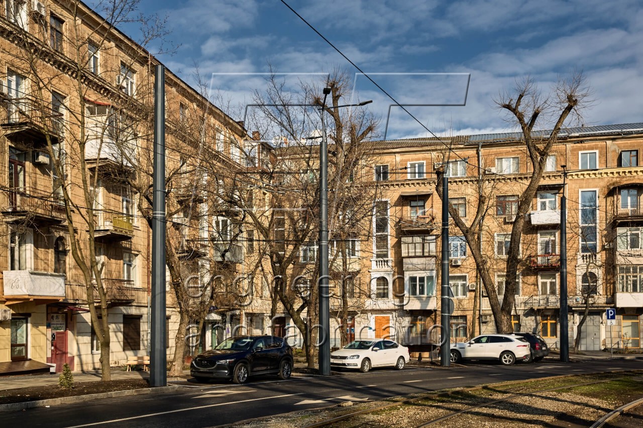 Опори контактної мережі багатогранні на вулиці міста