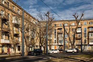 Опори контактної мережі багатогранні на вулиці міста