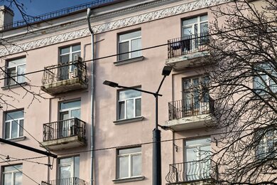 Опори контактної мережі багатогранні біля міської дороги
