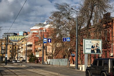 Опори контактної мережі багатогранні вздовж дороги та трамвайних колій