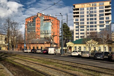 Опори контактної мережі багатогранні біля проїжджої частини в місті