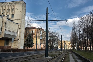 Опори контактної мережі багатогранні вздовж трамвайних колій