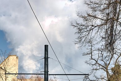 Опори контактної мережі багатогранні біля трамвайних колій, вид зліва