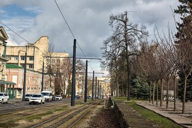 Опори контактної мережі багатогранні на вулиці вздовж трамвайних колій