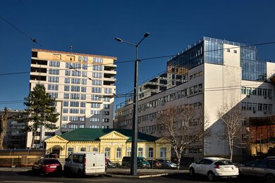 Опори контактної мережі багатогранні на міській вулиці