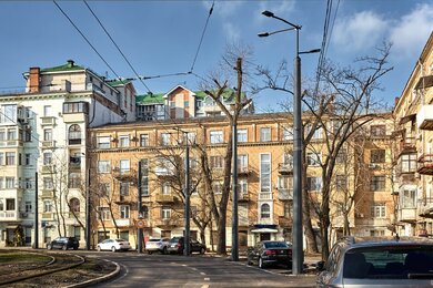 Опори контактної мережі багатогранні біля дороги в місті