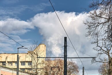 Опори контактної мережі багатогранні уздовж трамвайних колій
