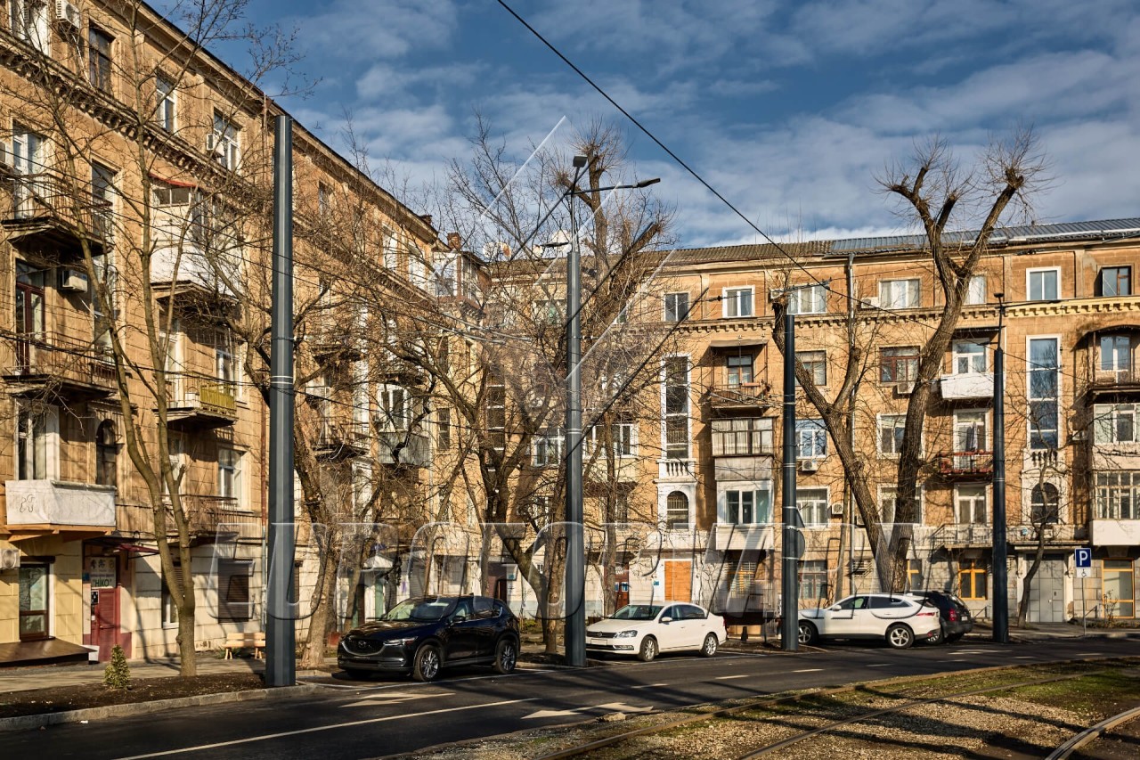 Опоры контактной сети многогранные на улице города