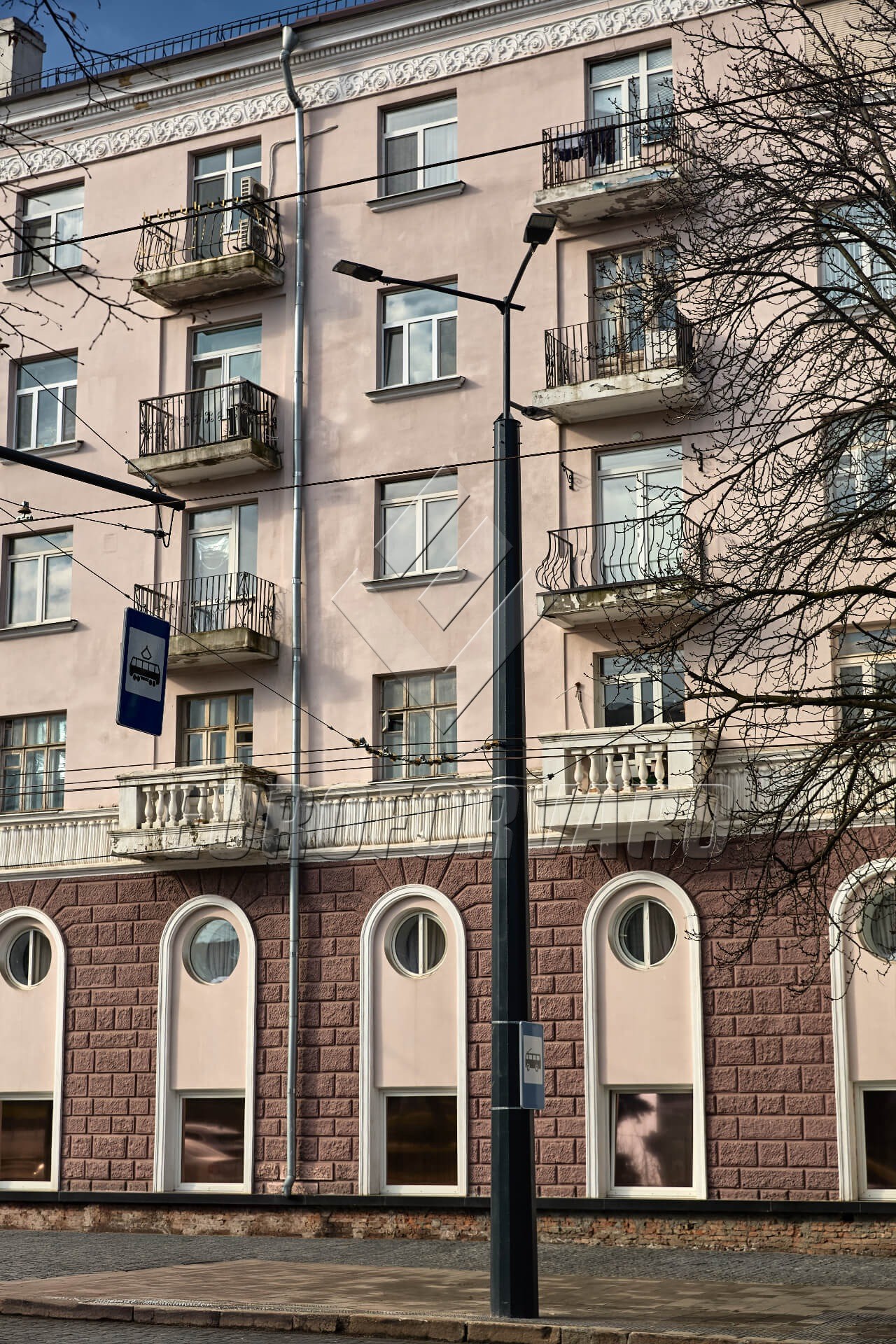 Опоры контактной сети многогранные рядом с городской дорогой