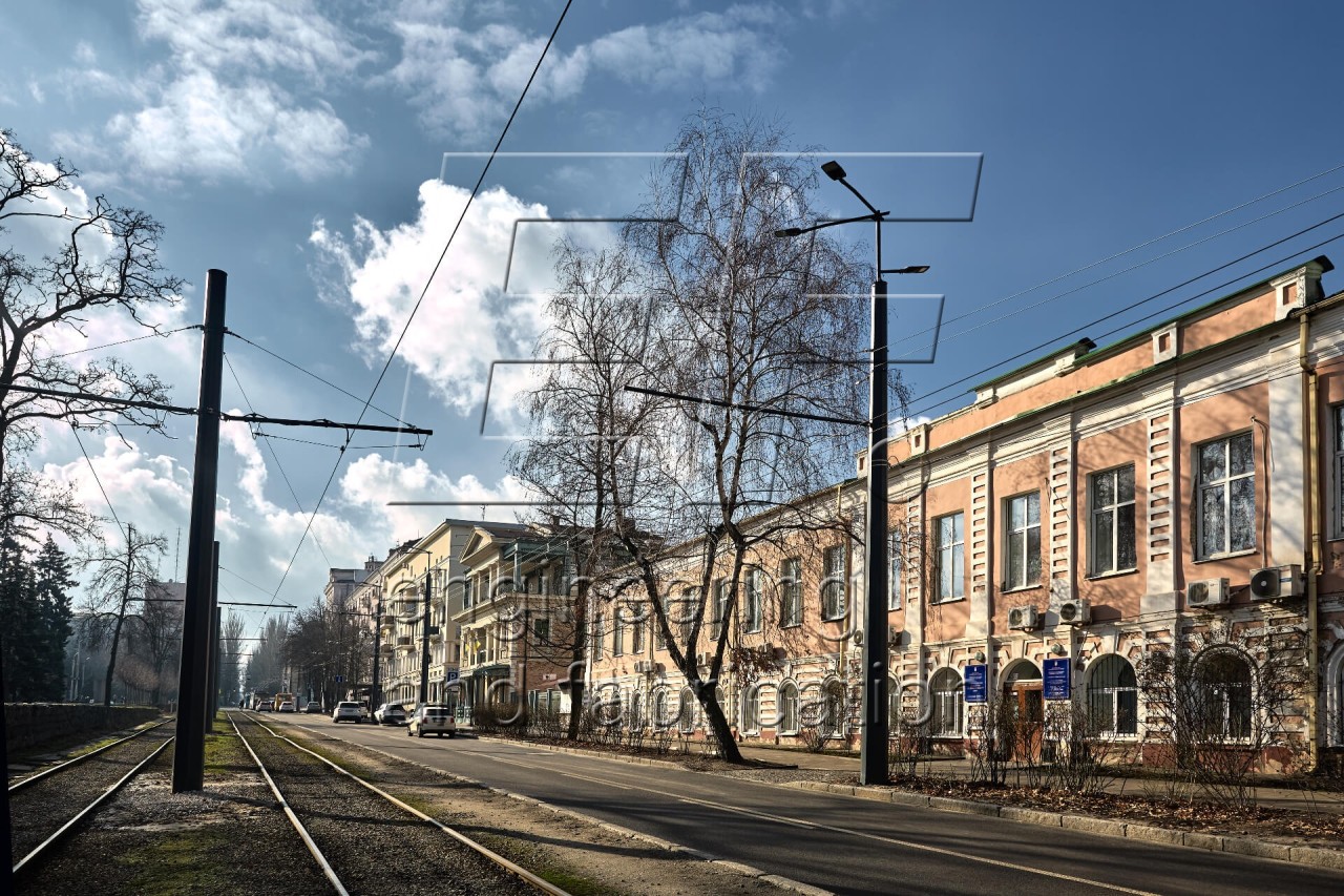 Опоры контактной сети многогранные рядом с трамвайными путями и дорогой