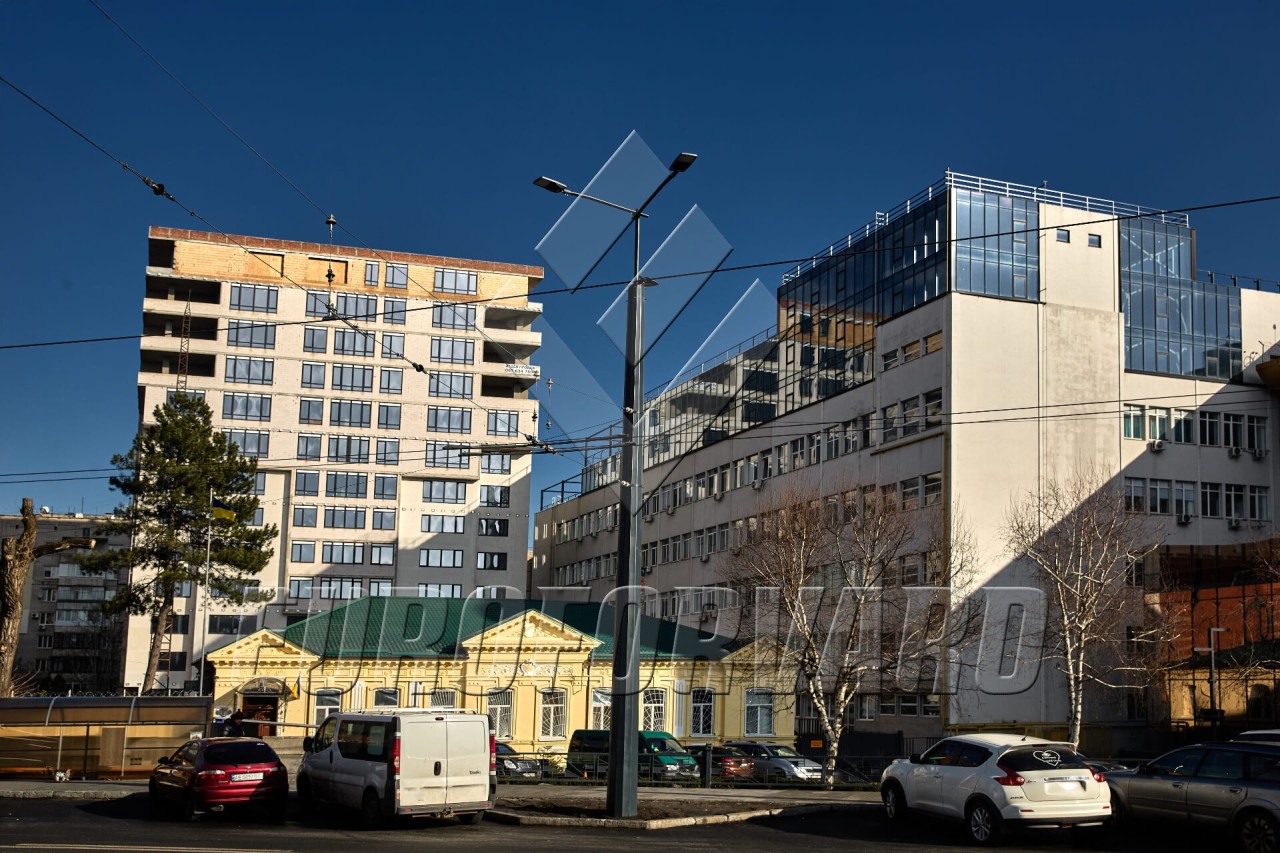 Опоры контактной сети многогранные на городской улице