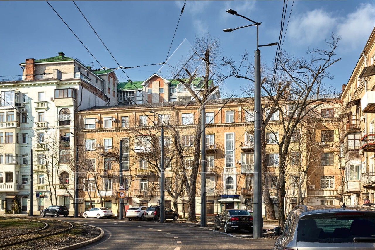 Опоры контактной сети многогранные рядом с дорогой в городе